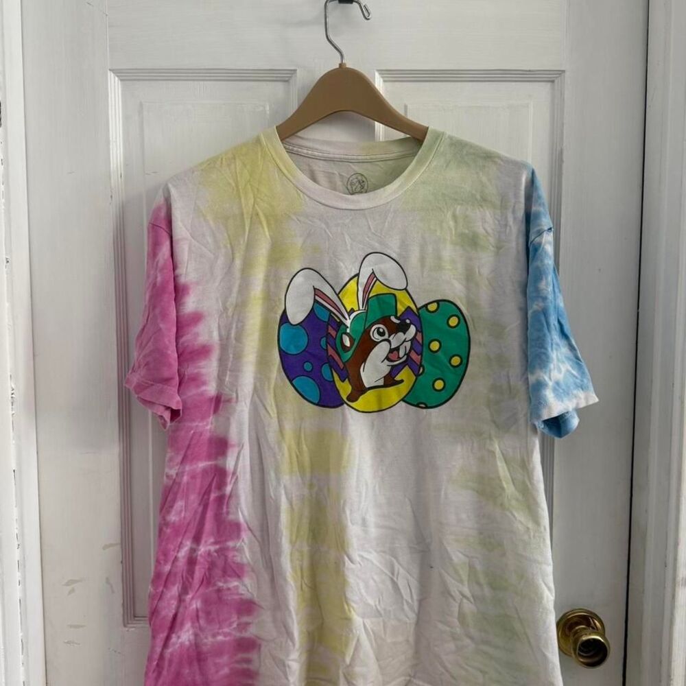 Buc-ee's Easter tie dye T-shirt. Adult Size XL